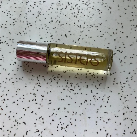 Sisters Vetiver Perfume Oil - Picture 3 of 4